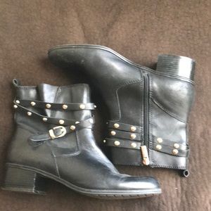 Leather boot with strap and gold detailing